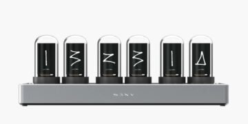 Tesla представила часы с шестью экранами под колбами – фото