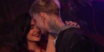 Анна Трінчер посвітила бюстом і пообіймалася з відомим співаком у пікантному відео