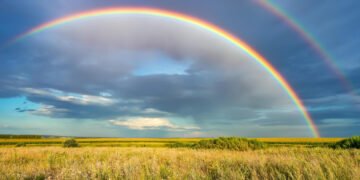 Росіяни почали скаржитися на веселку, вбачаючи у ній “пропаганду ЛГБТ”: у Держдумі вирішили вжити заходи