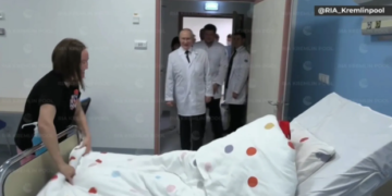 Побачивши у лікарні Путіна, хлопчик спробував сховатися від нього під ковдрою. У хід пішли погрози