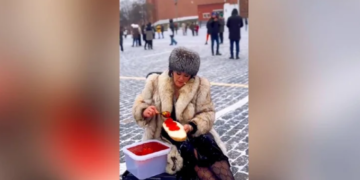 Москвичку затримали за занадто великий бутерброд з ікрою на Красній площі. ВІДЕО