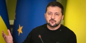 Зеленский: Россия наращивает удары по всей линии фронта