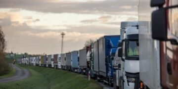 Польские дальнобойщики заблокировали 3 пункта пропуска на границе с Украиной в знак протеста
