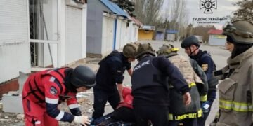 Армия РФ ударила по Херсону: погибла 75-летняя женщина, ранены восемь человек