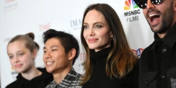 “Мерзотник світового класу”. Син Джолі та Пітта жорстко пройшовся по батьку