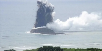 Спасибі вулкану. У Японії з’явився новий острів. ВІДЕО