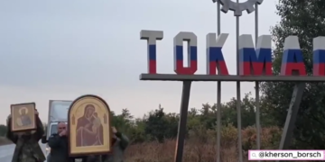 Дуже дивний ритуал: окупанти намагаються захистити свої війська у Токмаку іконами. ВІДЕО