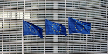 Рішення лідерів ЄС почати переговори про вступ з Україною в грудні під загрозою – Reuters