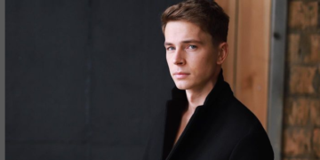 Ледве ходить і говорить. Ведучого шоу “Хто зверху” Богдана Шелудяка паралізувало через рідкісну хворобу