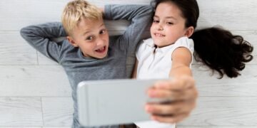 Власника Facebook та Instagram звинуватили у переслідуванні дітей