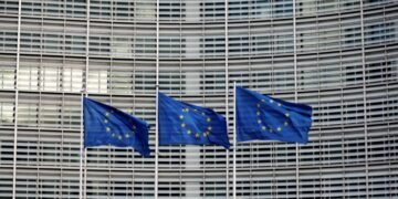 ЕС во вторник приступает к обсуждению предложения начать переговоры о членстве Украины