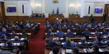 Парламент Болгарии преодолел президентское вето на поставки Украине 100 БТР, средств ПВО и другой военной техники