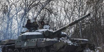 Український танк розніс будинок, де ховалися російські окупанти. ВІДЕО