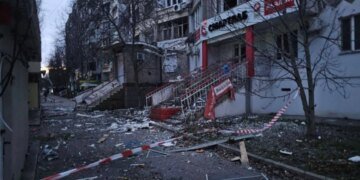 Разрушена многоэтажка: оккупанты достали Херсон с левого берега, есть погибшие. ФОТО