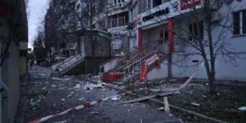 Разрушена многоэтажка: оккупанты бомбили Херсон, есть погибшие