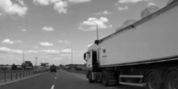 В России фура протаранила колонну Росгвардии. ВИДЕО