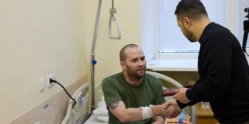 День ВСУ: Зеленский пришел в госпиталь с наградами. ВИДЕО