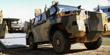 Австралия направила в Украину новую партию бронемашин Bushmasters