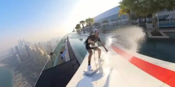 Спортсмен разогнался на вейкскейте и спрыгнул с 77-го этажа. ВИДЕО