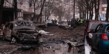 Через ракетний удар у Києві евакуювали багатоквартирний будинок