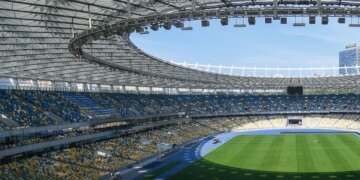 Українці зможуть знов повернутися на трибуни стадіонів