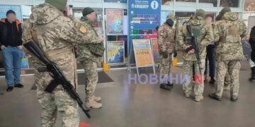 Працівники ТЦК приходять з повістками в Епіцентри