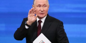 Путин заявил о массовой бедности в стране и призвал россиян «карабкаться» самостоятельно