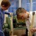 В России школьники делают окопные свечки и костыли для раненых солдат