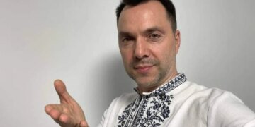 Арестович скатился до Тимошенко: КМИС показал результаты опроса