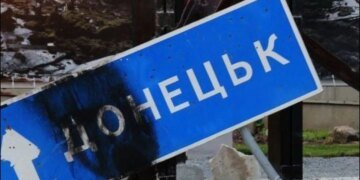 Горит и что-то взрывается: в Донецке прилетело в здание университета. ВИДЕО