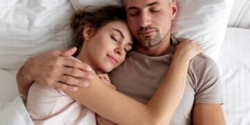 Вчені знайшли причину, чому спати в одному ліжку з партнером – не найкраща ідея
