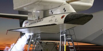 Это не Мрия. Крупнейший в мире самолет Roc впервые полетел с гиперзвуковым кораблем – фото