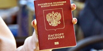 “Невиїзних” громадян РФ зобов’язали здавати закордонні паспорти