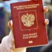“Невиїзних” громадян РФ зобов’язали здавати закордонні паспорти