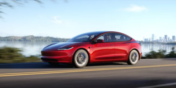 У США Tesla відкликає майже всі автомобілі через проблеми з автопілотом