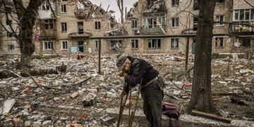 Живуть у підвалах без води і їжі: скільки людей залишилося в Авдіївці та чому вони не їдуть звідти