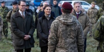 Кронпринцеса Швеції Вікторія разом із принцом Даніелем відвідали українських військовослужбовців, які проходять  навчання у Великій Британії. ФОТО