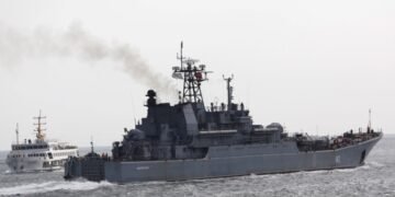 ВСУ утверждают, что взорвали десантный корабль в порту Феодосии