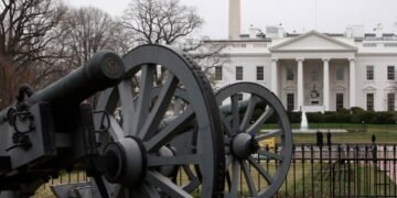 Politico: Администрация США обсуждает с Украиной переход к глубокой обороне