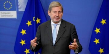 Комиссар ЕС по бюджету: не думаю, что Венгрия останется в стороне от международного сообщества