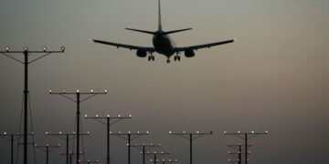Ні дня без авіапригод: у Росії в повітрі спалахнув літак