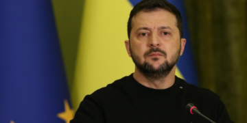 Зеленський – дипломатам: нам потрібно більше зброї, ніхто здаватися не збирається