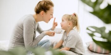 “Не плач”, “От ледащо”, “Куплю, коли заслужиш”: що не варто говорити дітям і чому