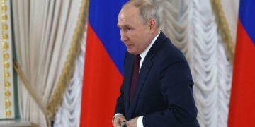 Стало відомо, хто носить “ядерну валізку” за Путіним Стало відомо, хто носить “ядерну валізку” за Путіним