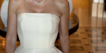 Зірка “Статевого виховання” Джилліан Андерсон одягнула на “Золотий глобус-2024” сукню із вишитими вагінами. ФОТО