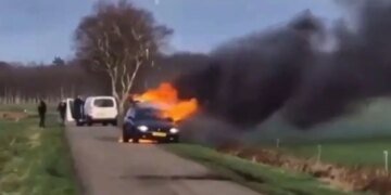 Машина начала отстреливаться: водитель выбросил окурок, но прилетела карма. ВИДЕО