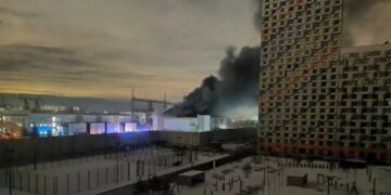 Москва замерзающая: при минус 25 пожар оставил население без отопления и света. ВИДЕО