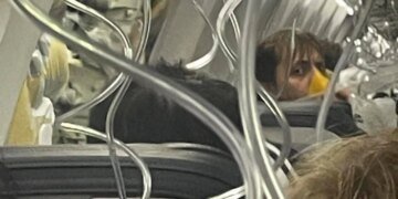 Кусок фюзеляжа отлетел в пассажирском самолете во время полета. Жуткие кадры