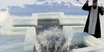 Прошлогоднюю крещенскую воду выливать или не выливать: в церкви дали ответ