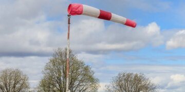 Упало то, что должно стоять десятилетиями: страшный ветер и мороз накрыли Одесскую область. ВИДЕО